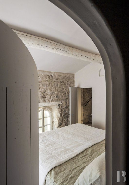 Dans les Bouches-du-Rhône, entre Avignon et Arles, une maison de village des 13e et 14e siècles - photo  n°14